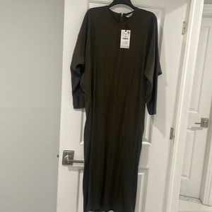 Beautiful piece! Never got to wear😔pregnant and cleaning out closet!